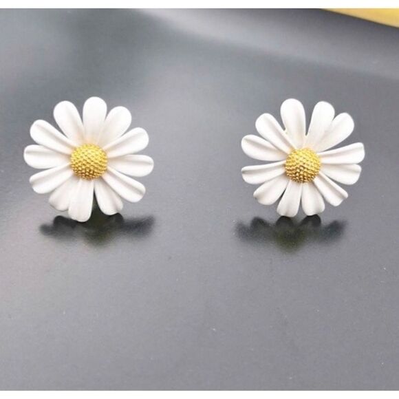 🌺 Betsey Johnson he loves me, he loves me not, Daisy earrings 🌺 - Picture 1 of 4